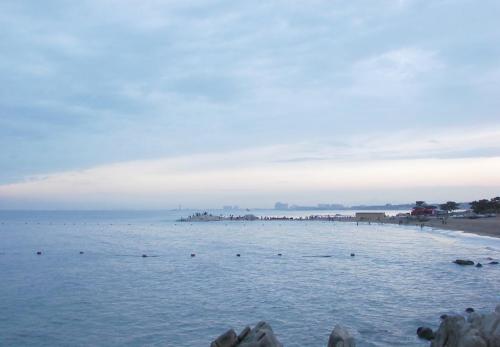 秦皇岛夕阳下的海岸线美景